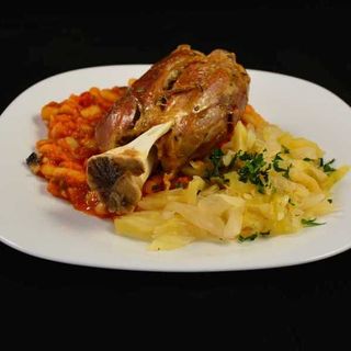 Ciolan la cuptor cu cartofi aurii și murături asortate 