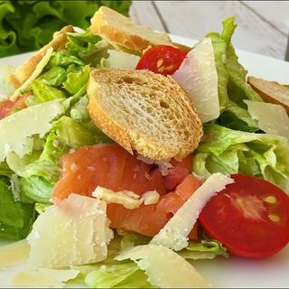 Салат "Цезарь" с семгой