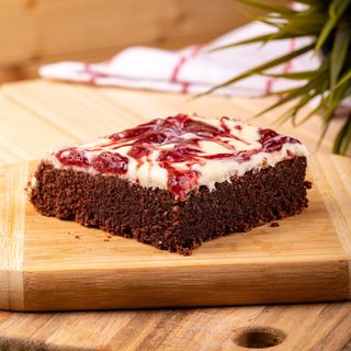 Домашно шоколадово брауни с малини и бял шоколад