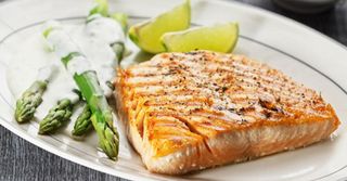 Семга на гриле с ананасом и спаржей 