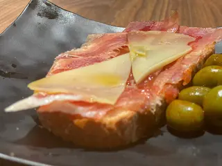 Tapa De Chapata De Jamón Y Queso