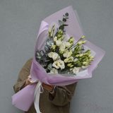 Buchet de eustoma albă și eucalipt