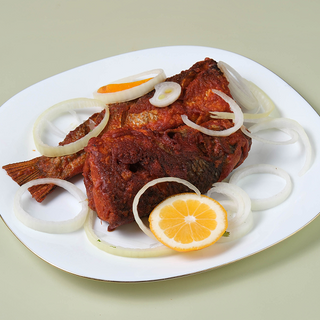 შემწვარი თევზი სრული ზომა (1 კგ), ჯამშორო სინდის სტილში