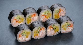 Рол футомакі з креветкою та тобіко