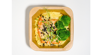 Pure ziemniaczane z łososiem, sosem ber blan i brokułami