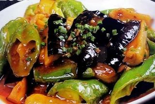 Крупно нарезанный перец с баклажаном 