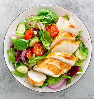 Salada Mista de Frango e Croutons