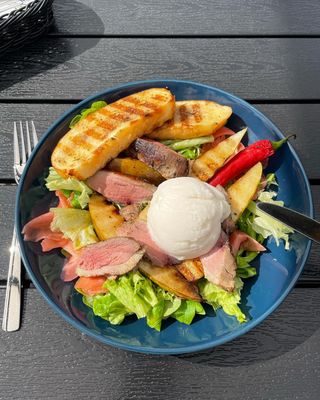 Sałatka z kaczką, gruszką ,serem lazur