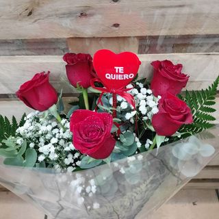 5 ROSAS ROJAS Y PICK CORAZON