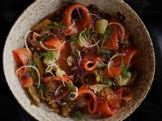 Салат з лососем, битими огірками, каперсами з бузини та філе лимону з кропом (180g)