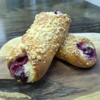 Drożdżówka z twarożkiem i wiśniami 