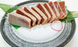 Sashimi tataki de atún (9 pzs.)