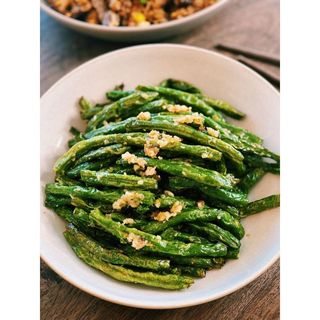 Fried green bean with garlic sauce