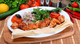 Куриный шашлык на шампурах