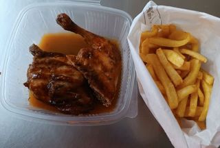 1/2 Pollo Con Salsa Casera Especial Y Ración De patatas Fritas Casera