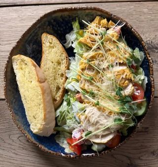 SAŁATKA Z KURCZAKIEM