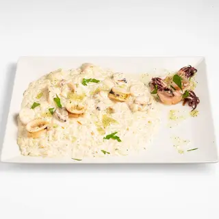 Crni rižoto s lignjama i inćunima