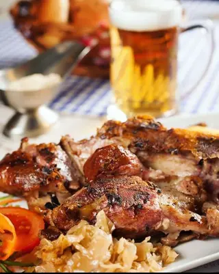 Grilovana barena kolenica sa domacim krompirom