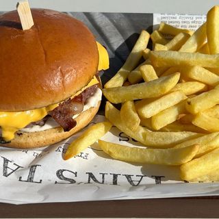 Cheeseburger con patatas