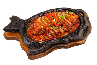 Kaczka po pekińsku na gorącym żeliwie