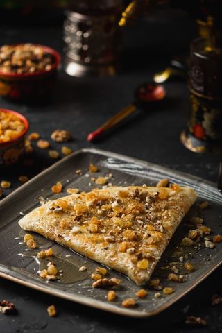 ბლინი თაფლით, ნიგვზით და ქიშმიშით 