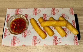1. Yuca Frita Con Mini Arepas Y Ají