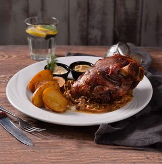 Golonka wieprzowa z konfitowanymi ziemniakami