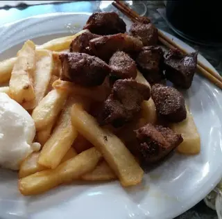 Pinchitos Con Patatas Y Pimientos Fritos
