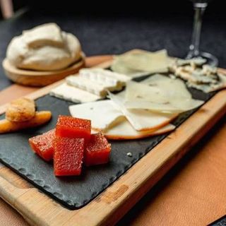 SELECCIÓN DE QUESOS CON MEMBRILLO