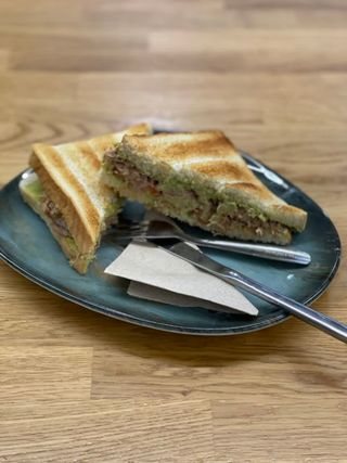 Sándwich De Atún Con Tomate Y Crema De Aguacate