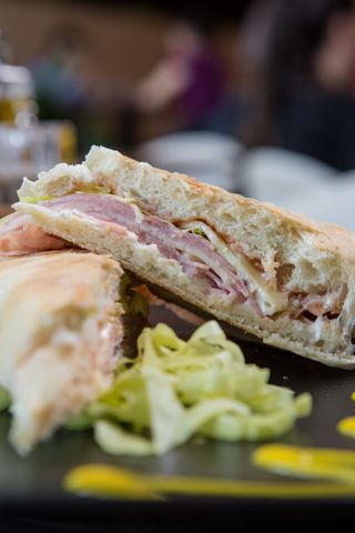 Topli sendvič sa šunkom