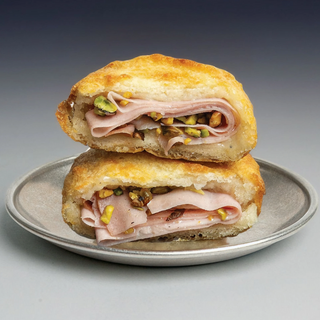 Mozzarella in carrozza rellena de mortadella, mostaza dulce y pistacho