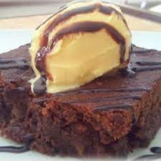Brownie con helado de vainilla