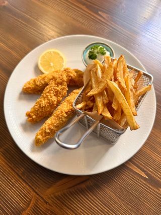 Crispy pui cu cartofi prăjiți și sos usturoi