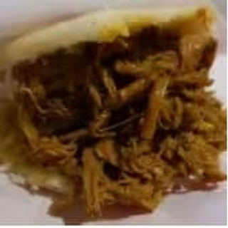 Arepa de carne mechada