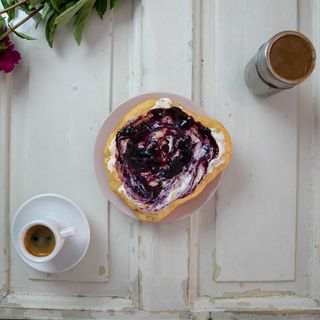 Мекица с крема сирене и сладко