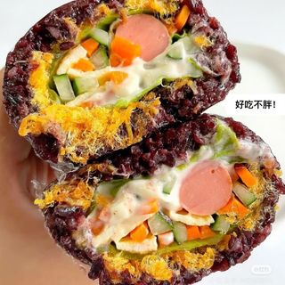 Roll di riso con uovo cotto in salsa di soia