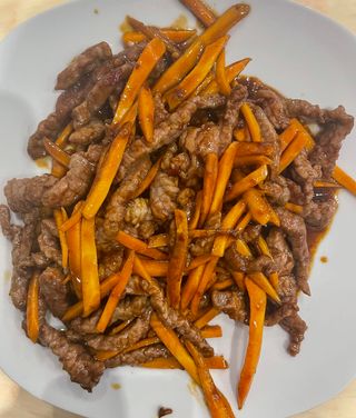 49A. Ternera con salsa picante y zanahorias