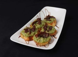 Брускети с домашно гуакамоле и сушени домати (5бр-150г)