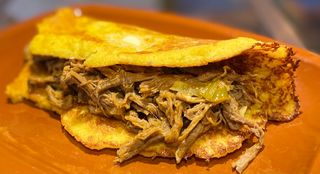 Cachapa Con Pollo Mechado