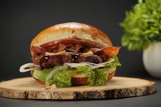 Bacon burger+pomfrit