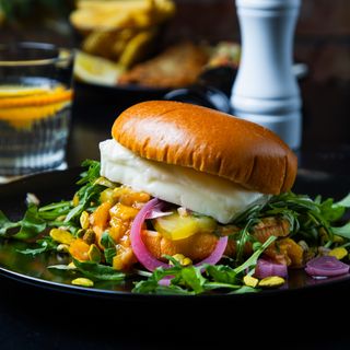 Burger z panierowanym camembertem