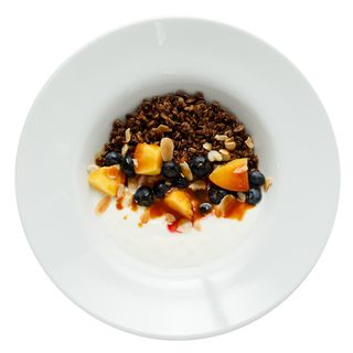 Granola cu ciocolată, iaurt grecesc, fructe și fructe de pădure sezoniere
