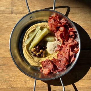 Хумус з яловичиною