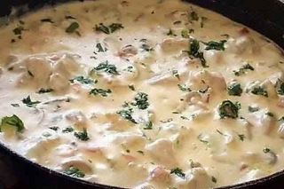 Piept de pui cu sos alb,mamaliguta si ciuperci