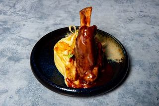 Ciolan caramelizat, sos si cartofi piure