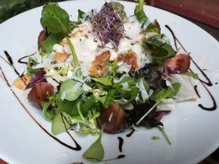 Ensalada Cesar Con Pollo Crujiente (1 Ración)