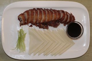 Pato crocante com panquecas 