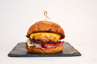 Телешки Бургер с дърпано свинско