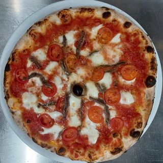 Pizza Margherita bufala con alici e pachino